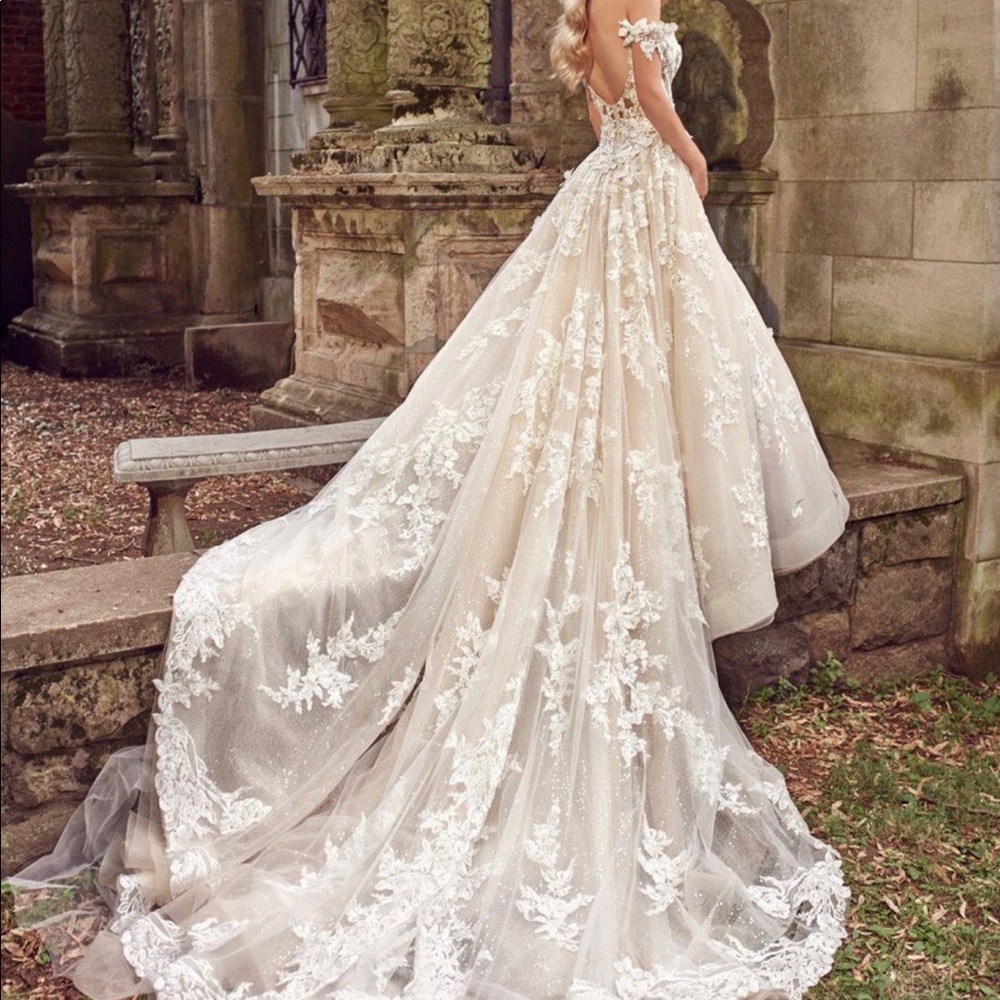 SOLD - AMALIA CARRARA STYLE 355 - WEDDING DRESS